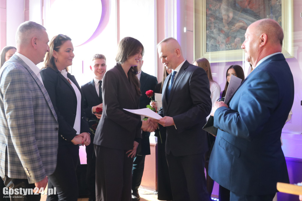 Świadectwa w dłoniach, matura za pasem. Maturzyści z gostyńskiego liceum pożegnali szkołę średnią