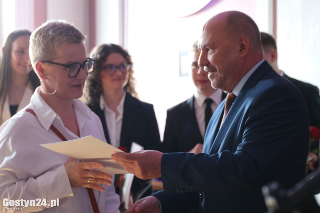 Świadectwa w dłoniach, matura za pasem. Maturzyści z gostyńskiego liceum pożegnali szkołę średnią