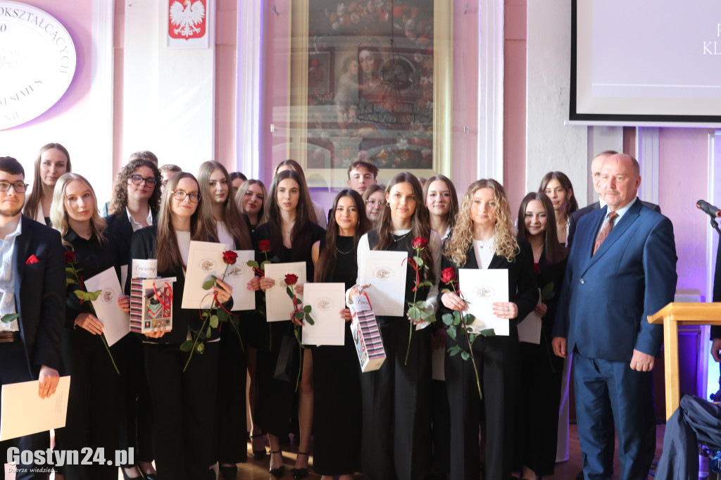 Świadectwa w dłoniach, matura za pasem. Maturzyści z gostyńskiego liceum pożegnali szkołę średnią