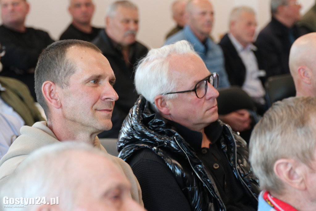 Międzypokoleniowe spotkanie klubów piłkarskich w Krobi