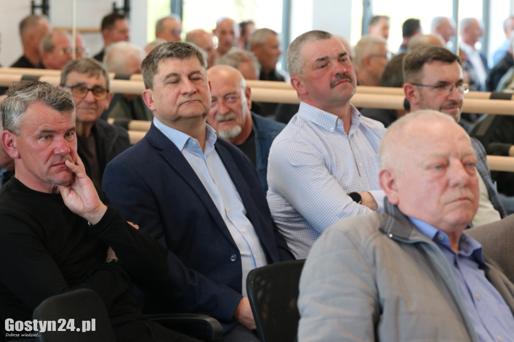 Międzypokoleniowe spotkanie klubów piłkarskich w Krobi