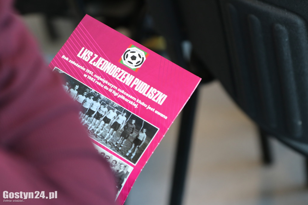 Międzypokoleniowe spotkanie klubów piłkarskich w Krobi