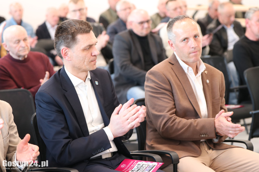 Międzypokoleniowe spotkanie klubów piłkarskich w Krobi