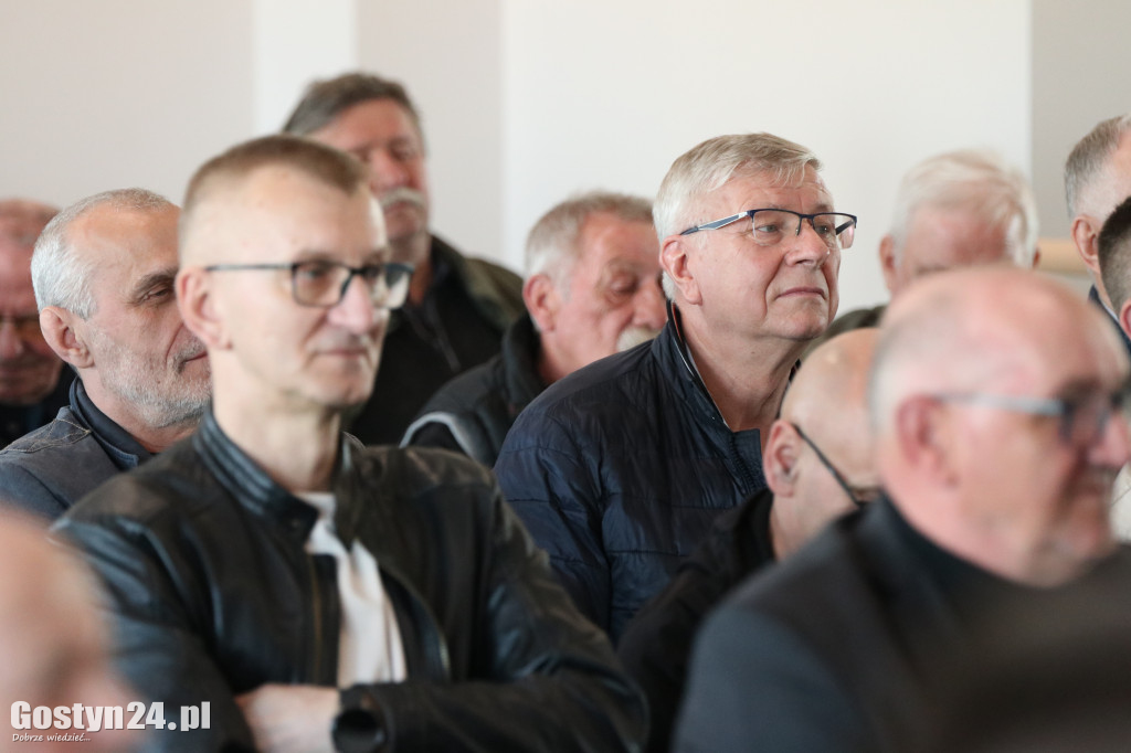 Międzypokoleniowe spotkanie klubów piłkarskich w Krobi