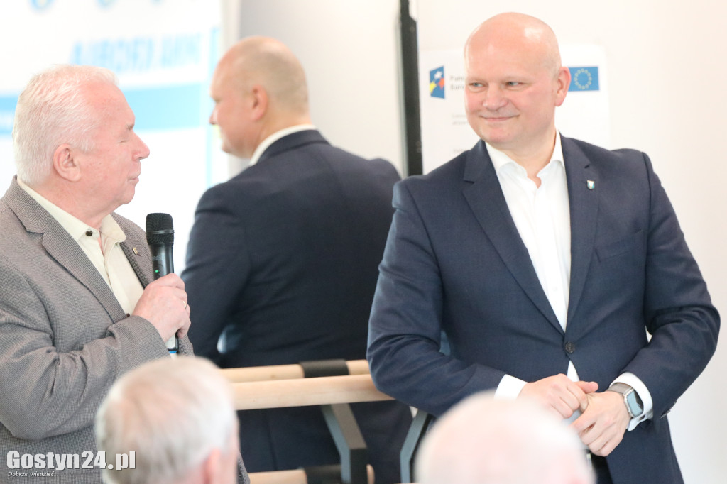 Międzypokoleniowe spotkanie klubów piłkarskich w Krobi