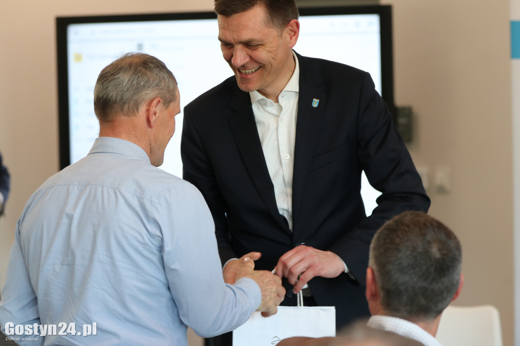 Międzypokoleniowe spotkanie klubów piłkarskich w Krobi