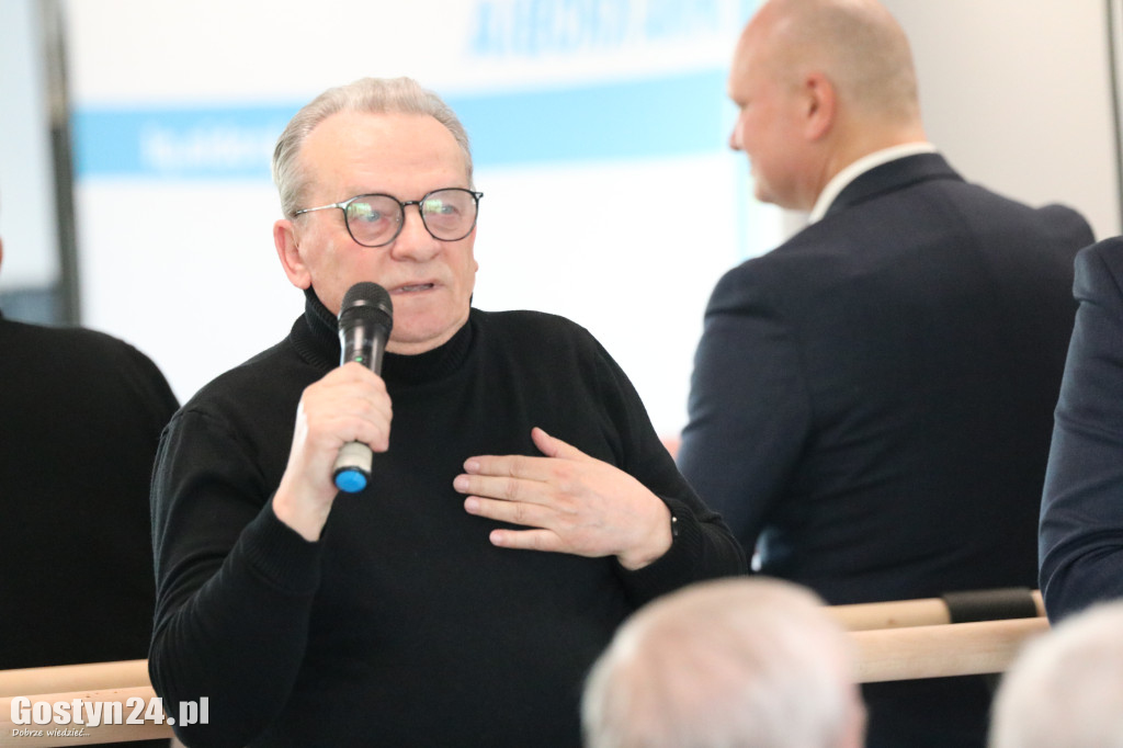 Międzypokoleniowe spotkanie klubów piłkarskich w Krobi