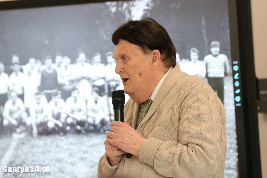 Międzypokoleniowe spotkanie klubów piłkarskich w Krobi