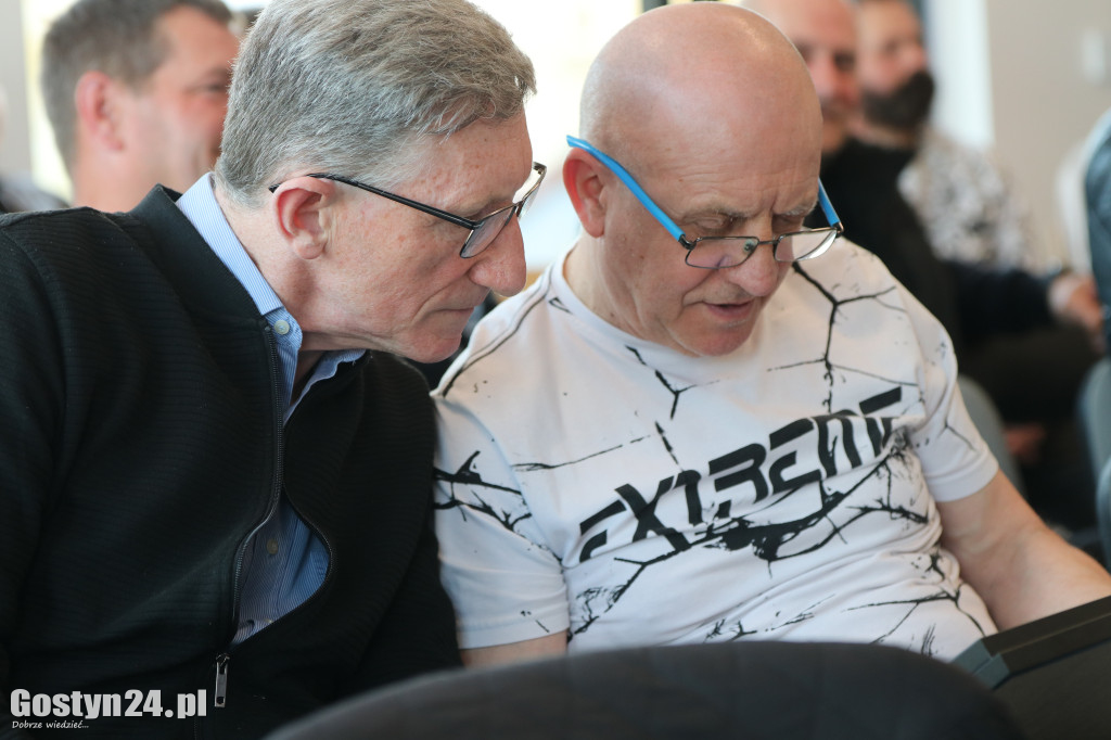 Międzypokoleniowe spotkanie klubów piłkarskich w Krobi