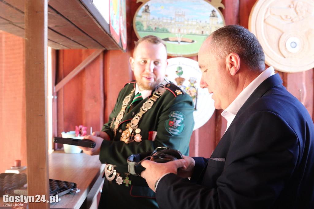 Jedna tarcza, jeden strzał i 40 uczestników.