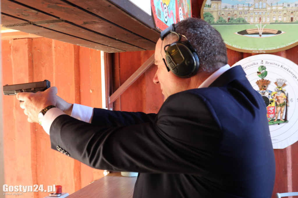 Jedna tarcza, jeden strzał i 40 uczestników.