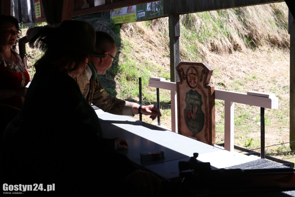 Jedna tarcza, jeden strzał i 40 uczestników.