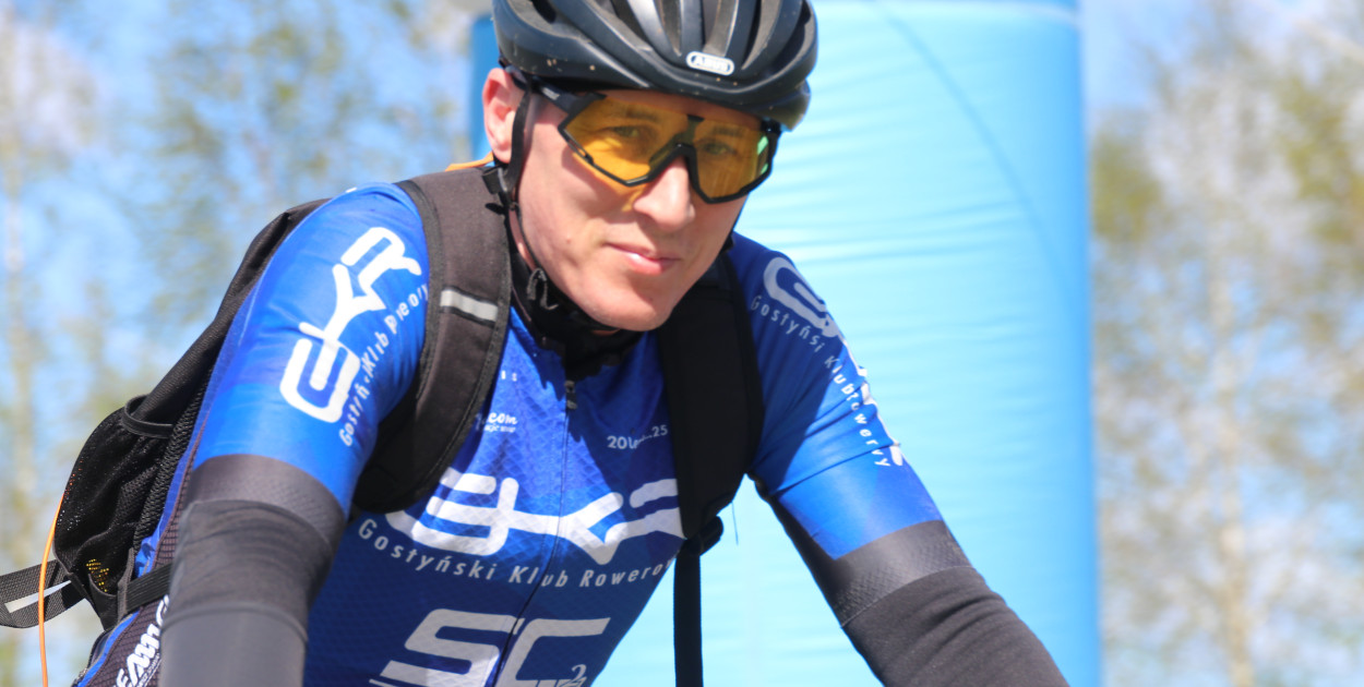 Największym utrudnieniem był silny wiatr.