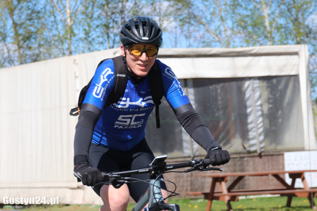 Największym utrudnieniem był silny wiatr.