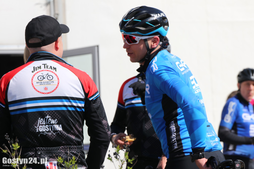 Największym utrudnieniem był silny wiatr.