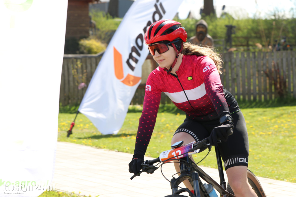 Największym utrudnieniem był silny wiatr.