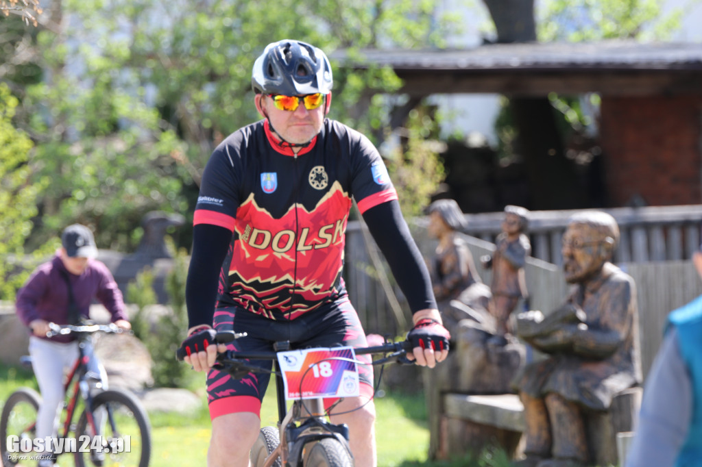 Największym utrudnieniem był silny wiatr.