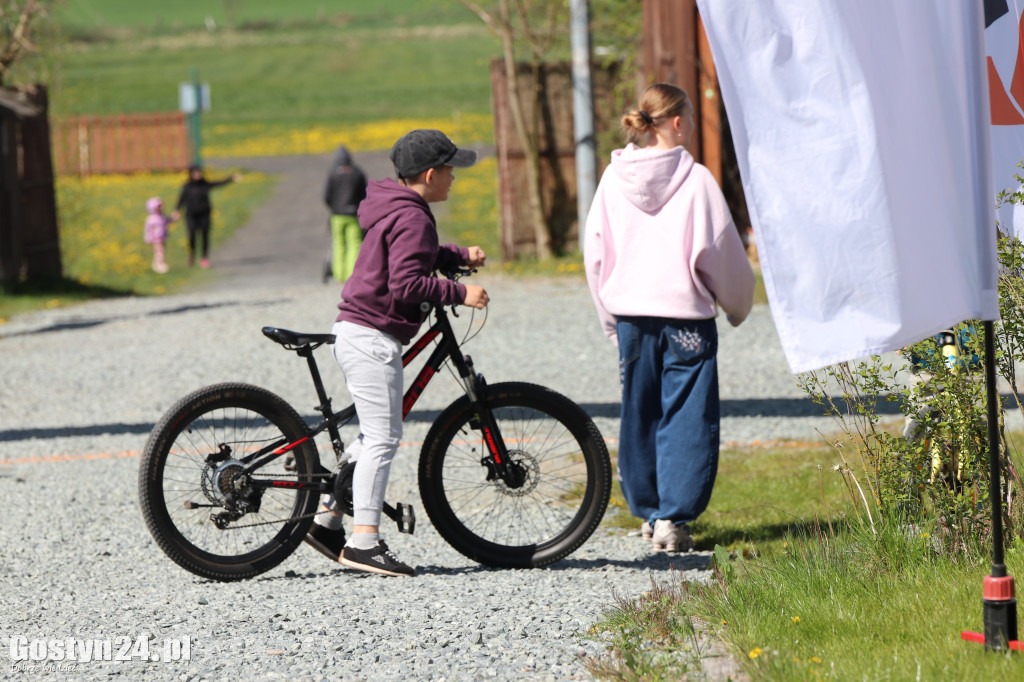 Największym utrudnieniem był silny wiatr.
