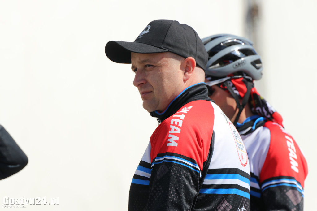 Największym utrudnieniem był silny wiatr.