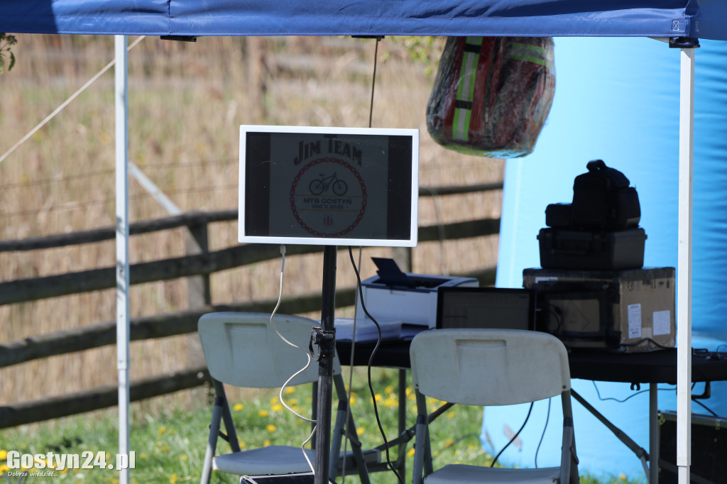 Największym utrudnieniem był silny wiatr.