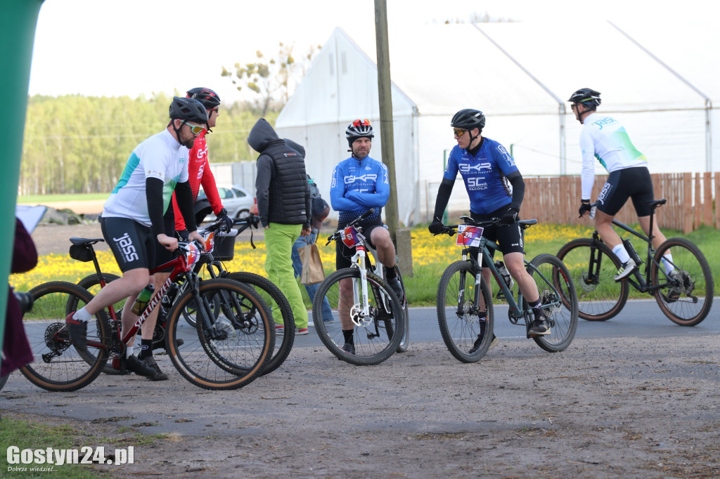 Największym utrudnieniem był silny wiatr.