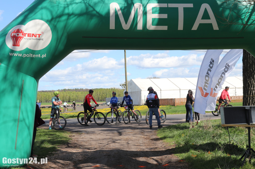 Największym utrudnieniem był silny wiatr.