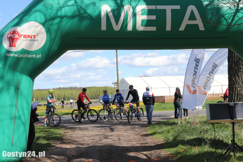 Największym utrudnieniem był silny wiatr.