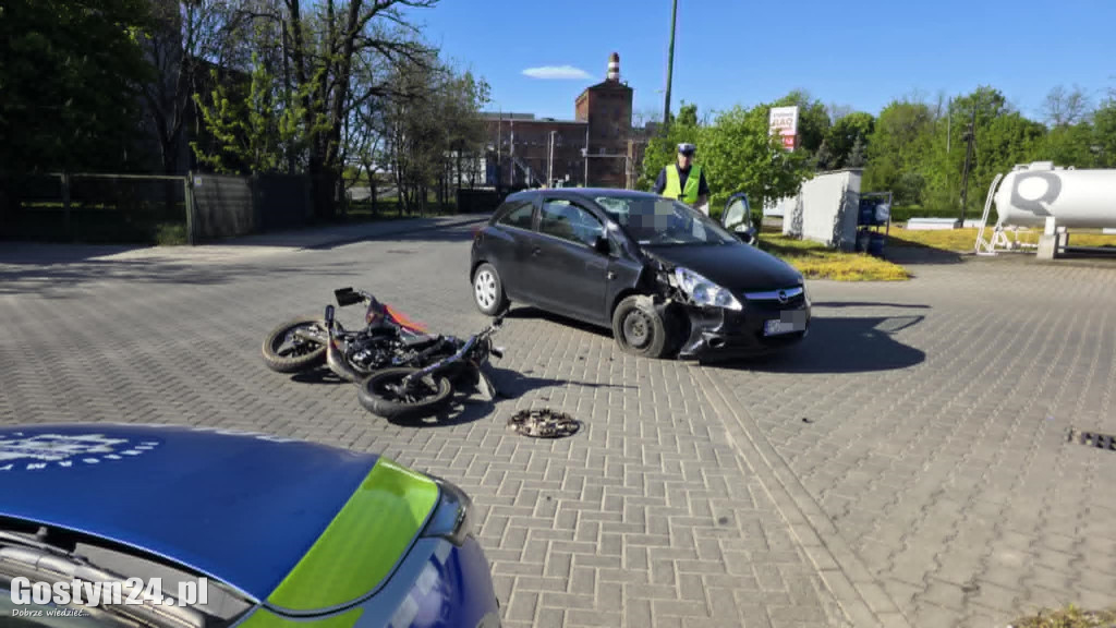 Wypadek w centrum Gostynia. 15-letni motorowerzysta ranny