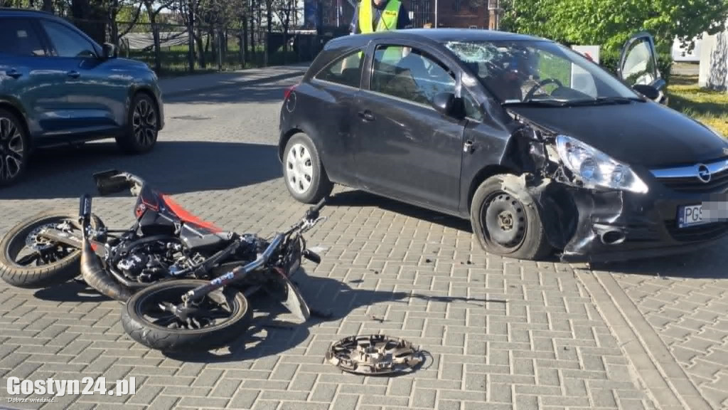 Wypadek w centrum Gostynia. 15-letni motorowerzysta ranny
