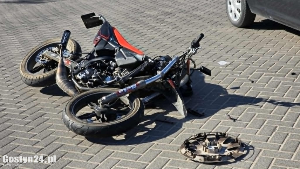 Wypadek w centrum Gostynia. 15-letni motorowerzysta ranny