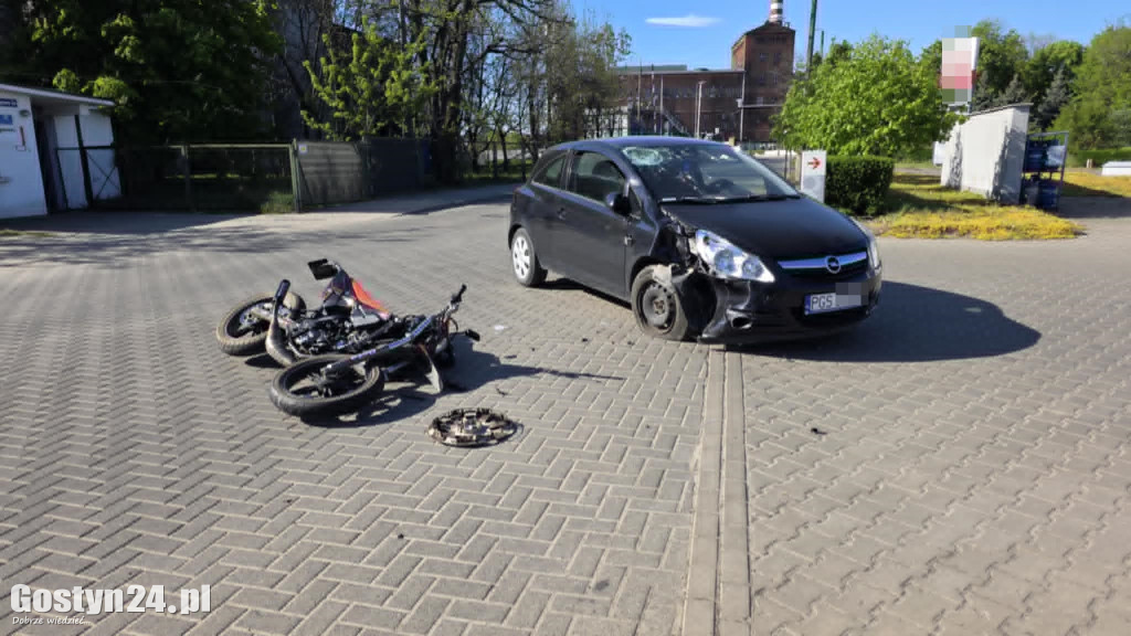 Wypadek w centrum Gostynia. 15-letni motorowerzysta ranny