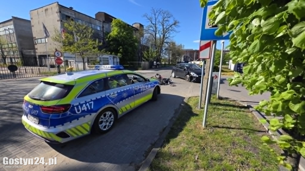Wypadek w centrum Gostynia. 15-letni motorowerzysta ranny