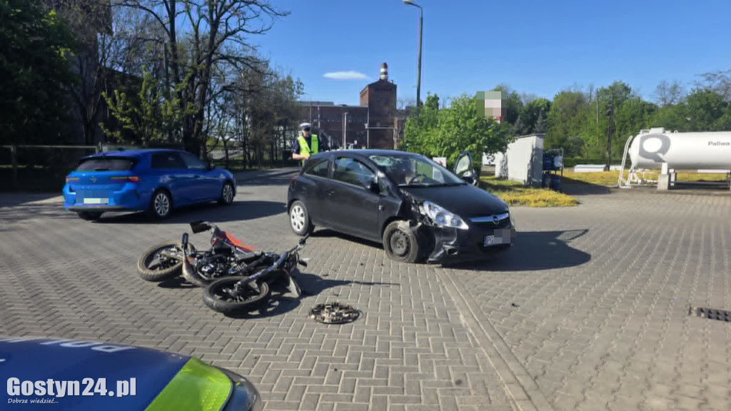 Wypadek w centrum Gostynia. 15-letni motorowerzysta ranny