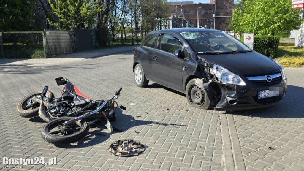 Wypadek w centrum Gostynia. 15-letni motorowerzysta ranny