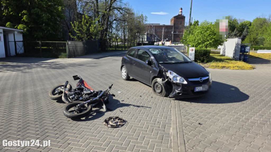 Wypadek w centrum Gostynia. 15-letni motorowerzysta ranny