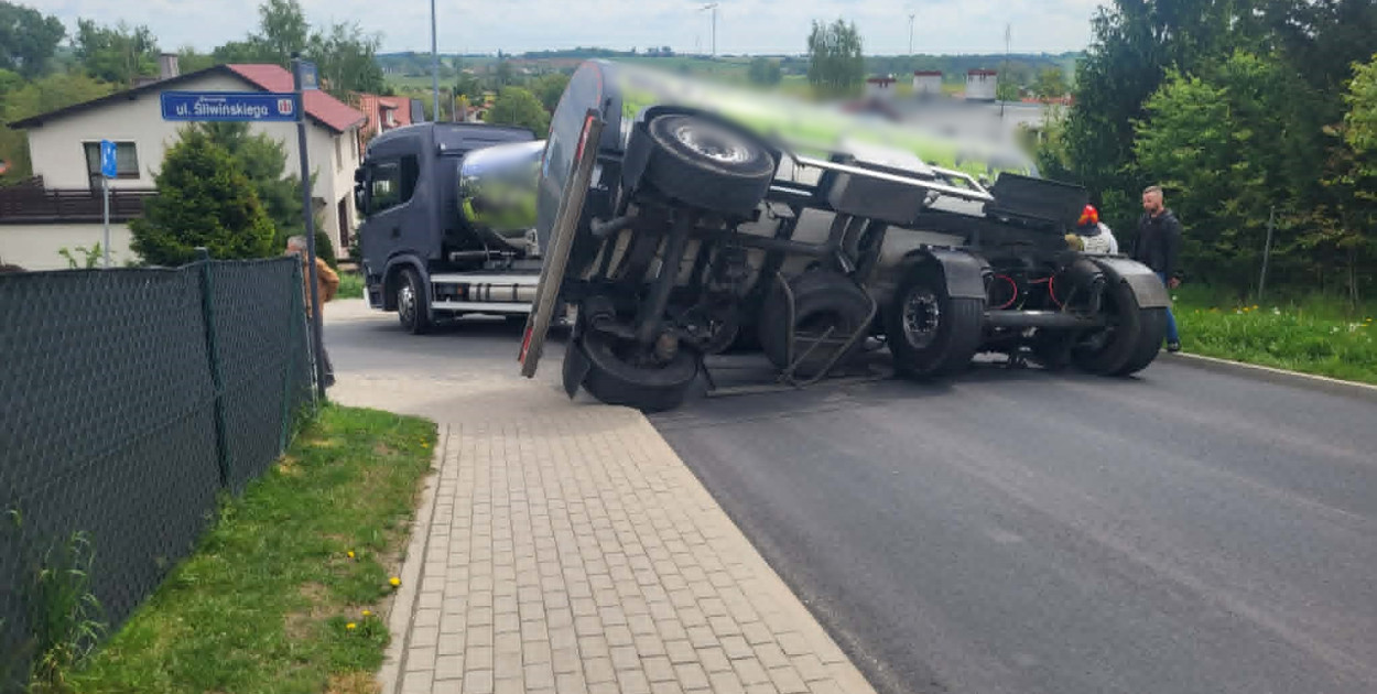 Cysterna z mlekiem przewróciła się w Gostyniu