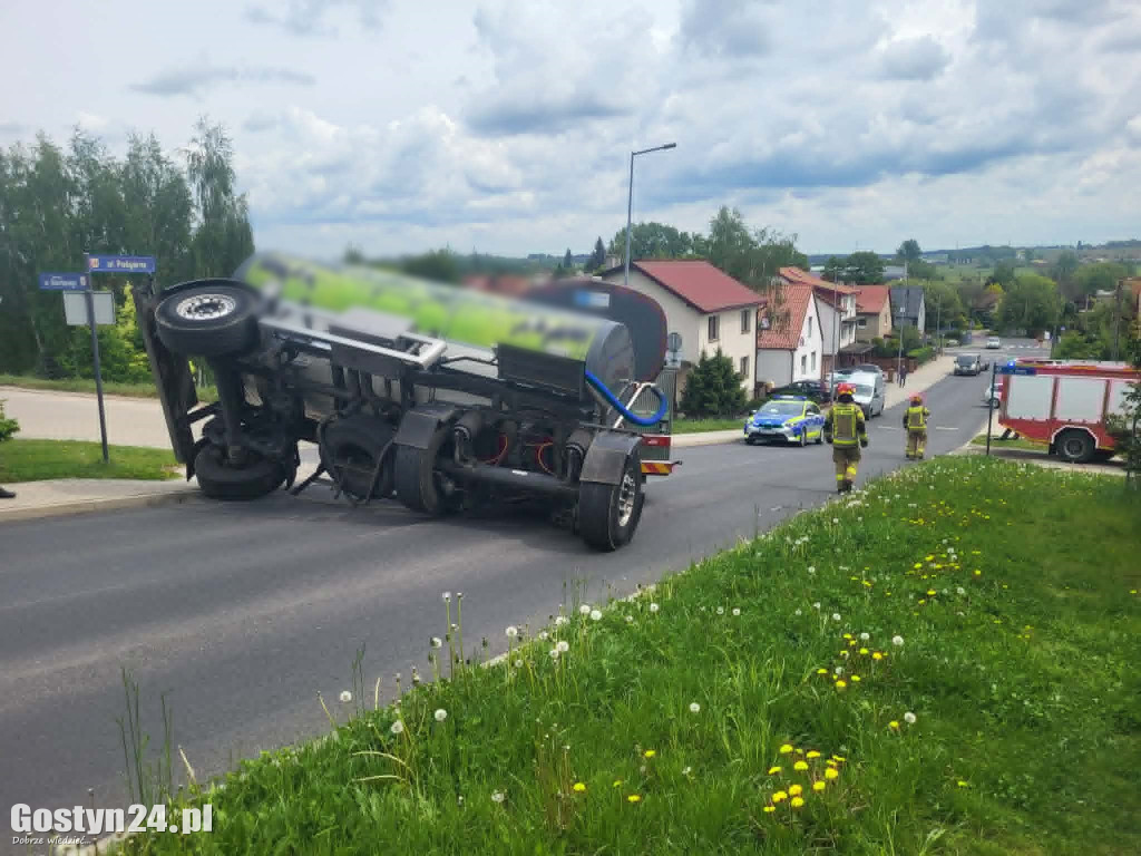 Cysterna z mlekiem przewróciła się w Gostyniu