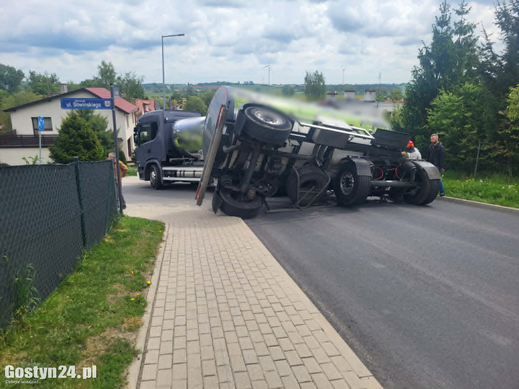 Cysterna z mlekiem przewróciła się w Gostyniu