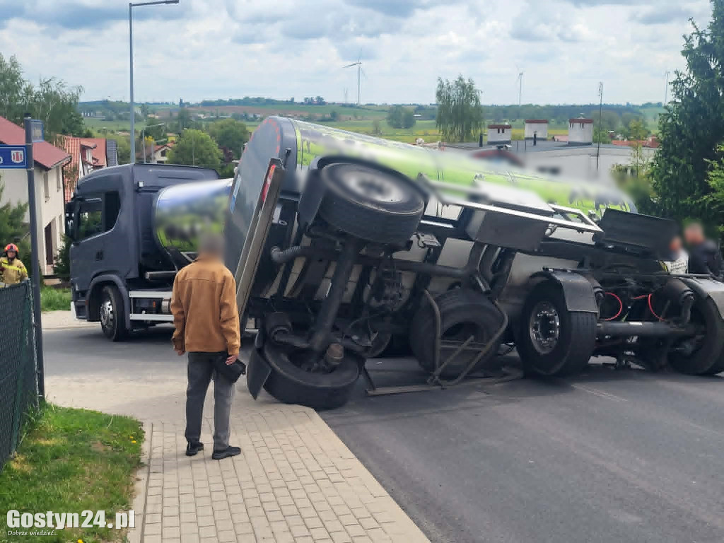 Cysterna z mlekiem przewróciła się w Gostyniu