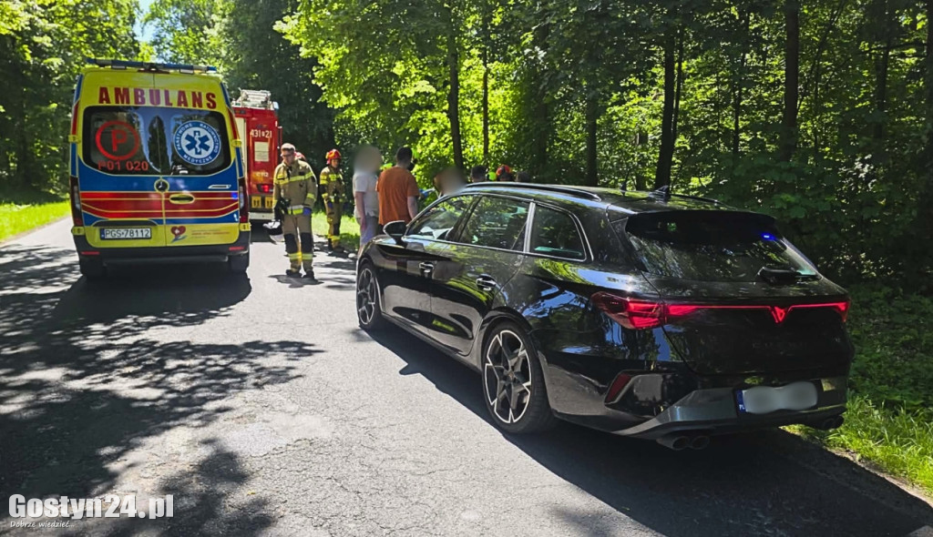 Na drodze Siedlec -Pępowo auto wypadło z drogi i uderzyła w drzewo