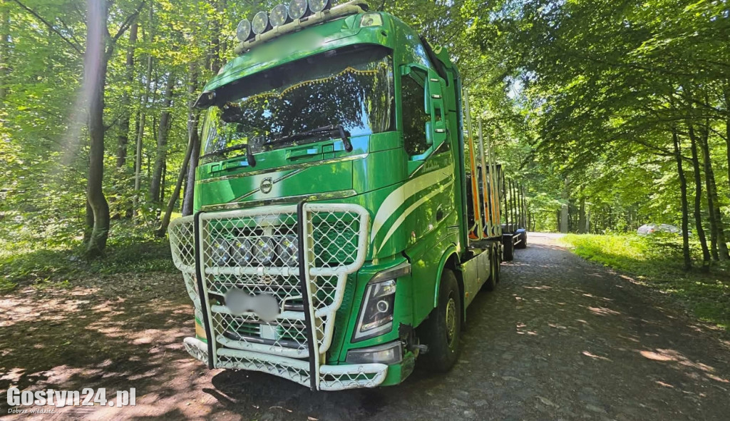 Na drodze Siedlec -Pępowo auto wypadło z drogi i uderzyła w drzewo