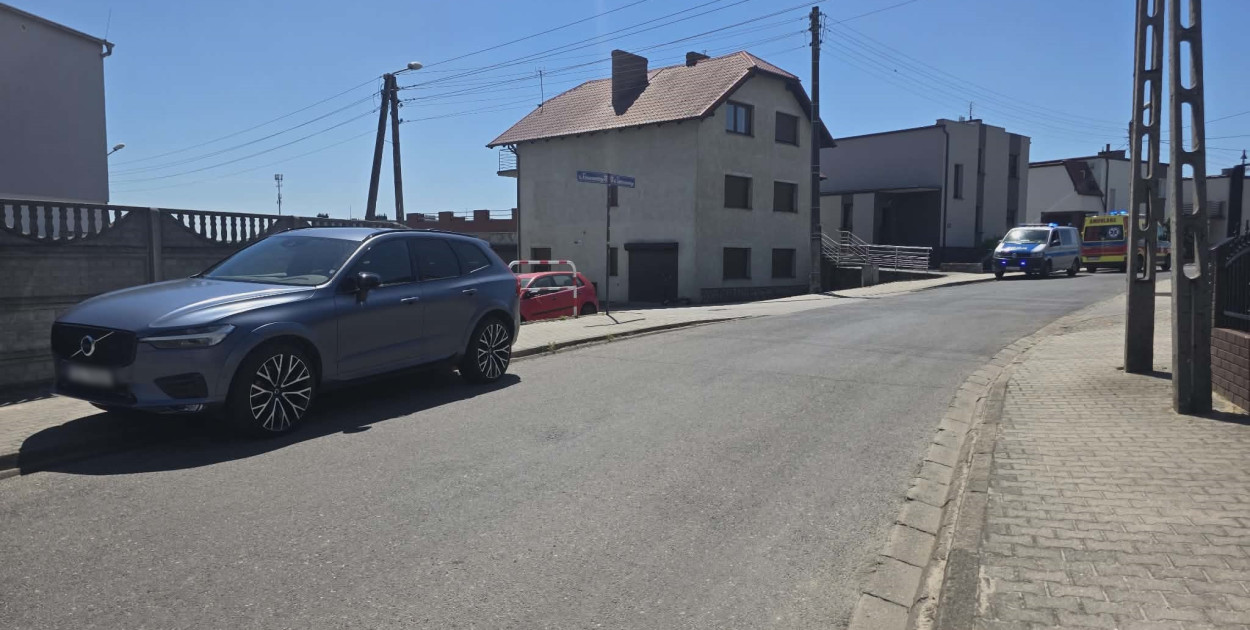 Zderzenie hulajnogi i osobówki na ul. Kochanowskiego w Gostyniu