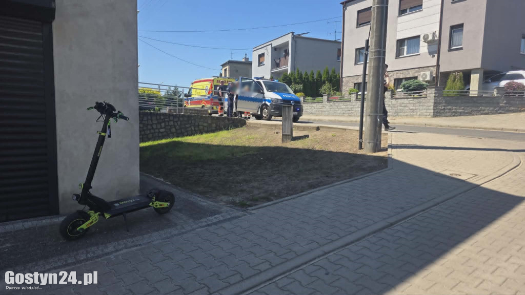Zderzenie hulajnogi i osobówki na ul. Kochanowskiego w Gostyniu