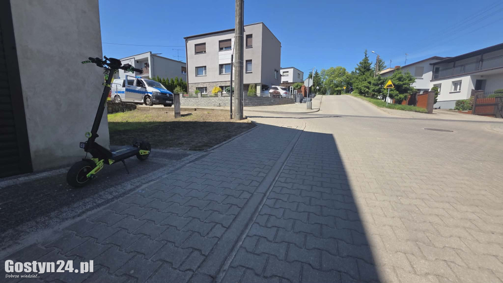 Zderzenie hulajnogi i osobówki na ul. Kochanowskiego w Gostyniu