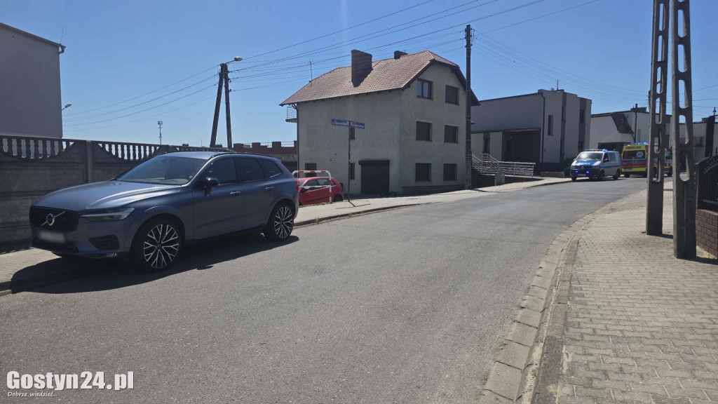 Zderzenie hulajnogi i osobówki na ul. Kochanowskiego w Gostyniu
