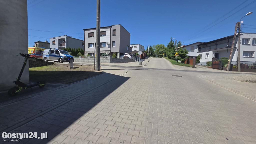 Zderzenie hulajnogi i osobówki na ul. Kochanowskiego w Gostyniu