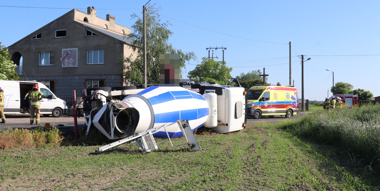 Betoniarka przewróciła się w Strzelcach Małych