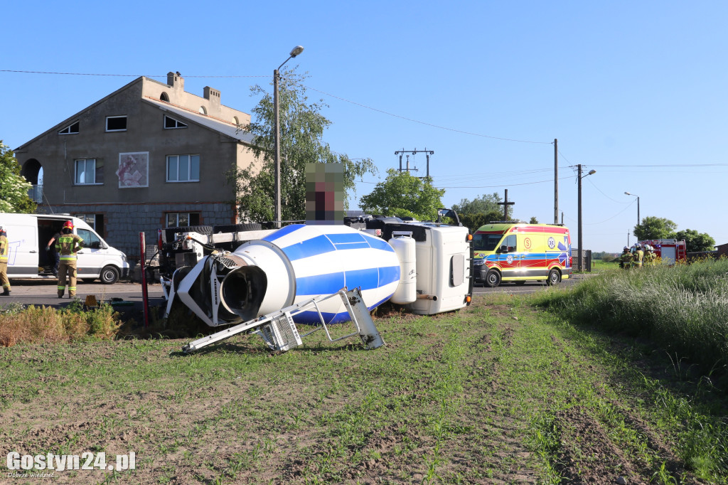Betoniarka przewróciła się w Strzelcach Małych