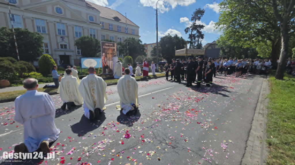 Procesja Bożego Ciała ulicami Gostynia