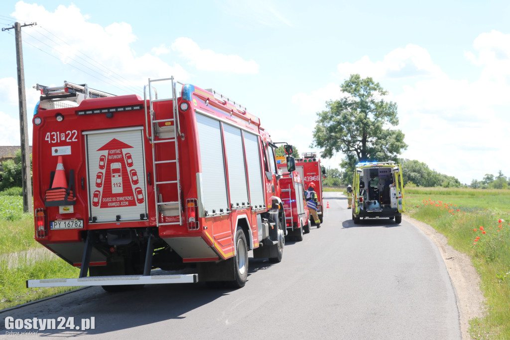 Groźny wypadek w drodze na Świętą Górę. Rannego księdza zabrał helikopter
